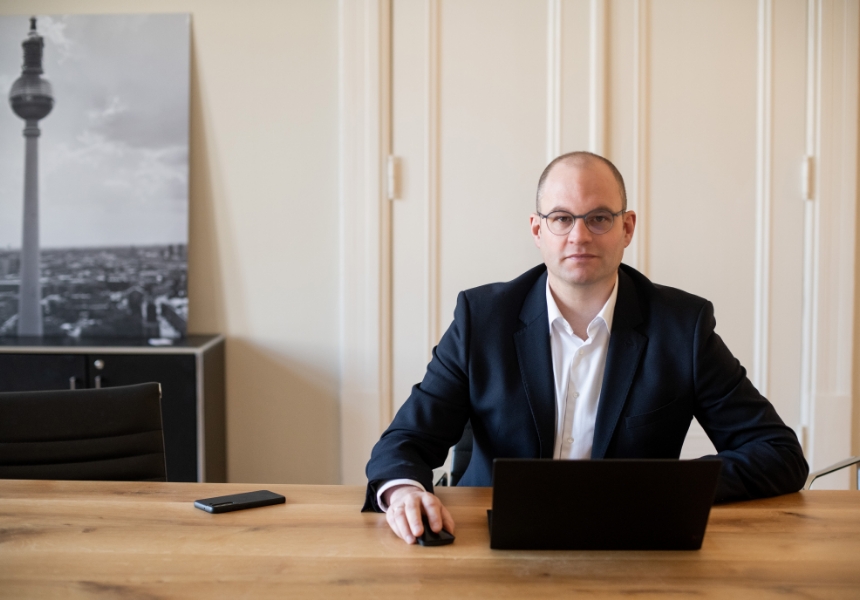 rechtsanwalt-jan-philipp-book-mobile-victoria-foto rechtsanwalt-jan-philipp-book-mobile-victoria-foto