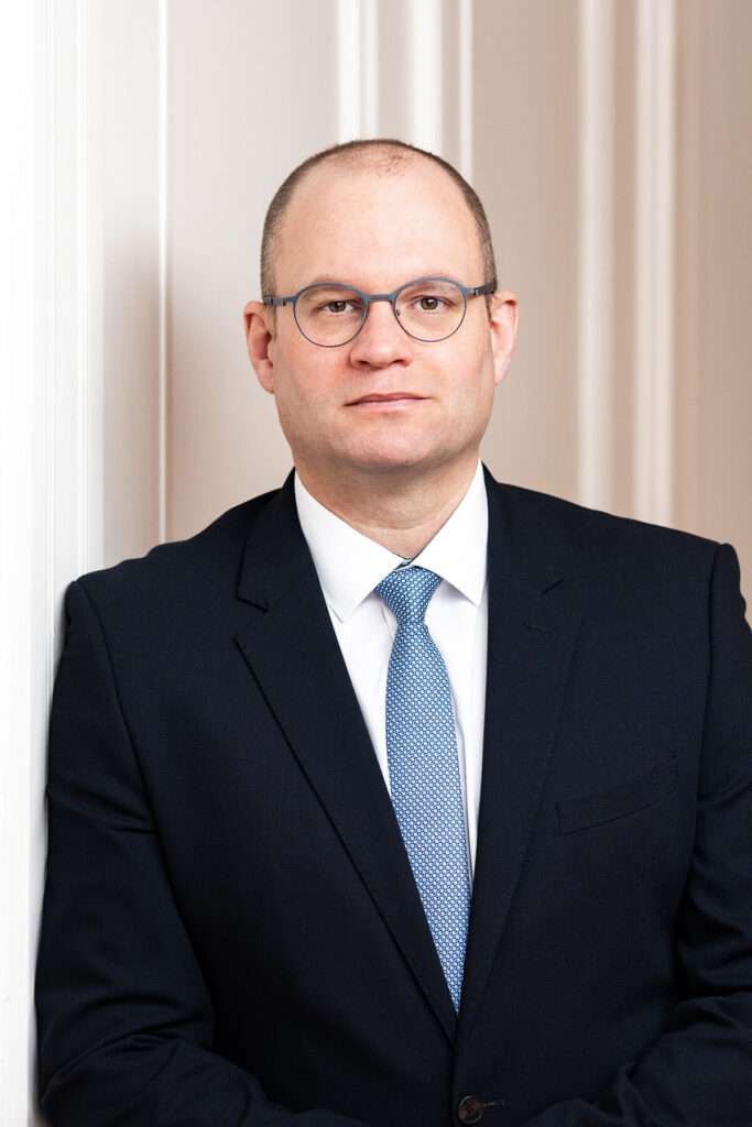 Porträt von Dr. Jan Philipp Book, Fachanwalt für Strafrecht mit Schwerpunkt Wirtschaftsstrafrecht in Berlin.